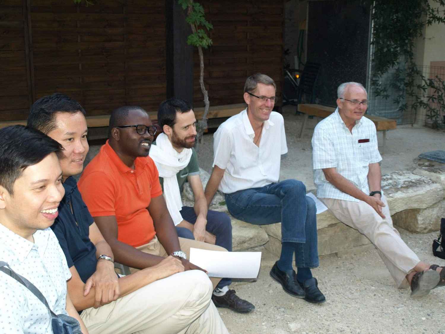 Oustalet-Echange-de-nouvelles-scaled-min